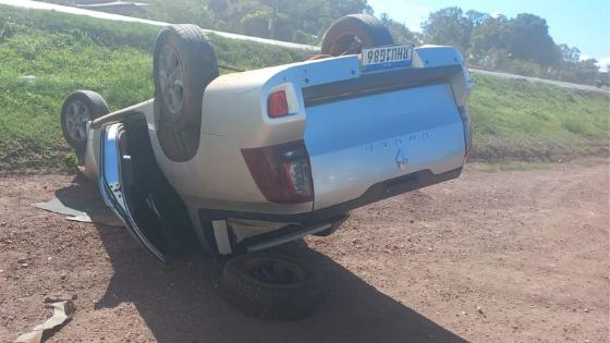 Um dos suspeitos capotou caminhonete durante fuga 