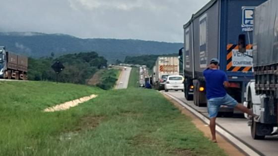 Carga carregada de botijão de gás pega fogo após caminhoneiro tombar veículo na BR-364