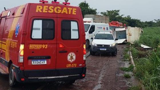 Seis pessoas ficam feridas após ambulância que transportava pacientes tombar na rodovia