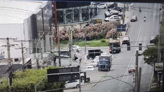 Caminhão desgovernado cai em córrego de Cuiabá 