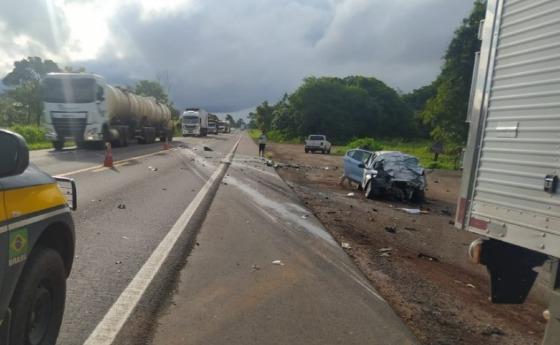 Dois adultos e uma criança morrem após colisão frontal entre carro e caminhão na BR-364