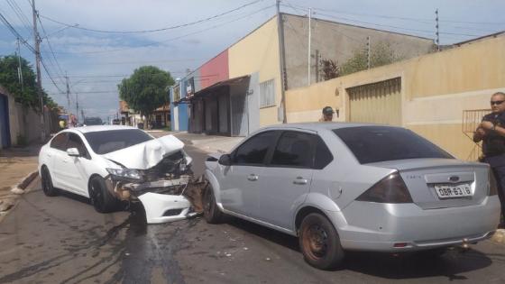 Motorista tenta colocar cinto de segurança com carro em movimento e causa acidente em VG