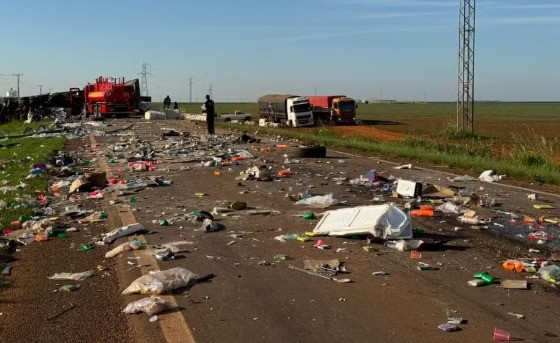 Motorista de carreta morre após supostamente condutor de caminhão dormir ao volante 