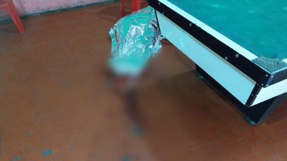 Homem é morto em bar de Cuiabá; suspeito foi amarrado e espancado por populares 