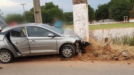 Passageiro APP fica ferida após motorista sofrer "apagão" e colidir contra poste em VG