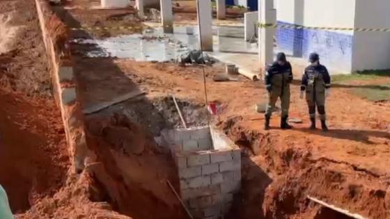 Homem que trabalhava em buraco morre no hospital após cair e bater a cabeça em uma pá