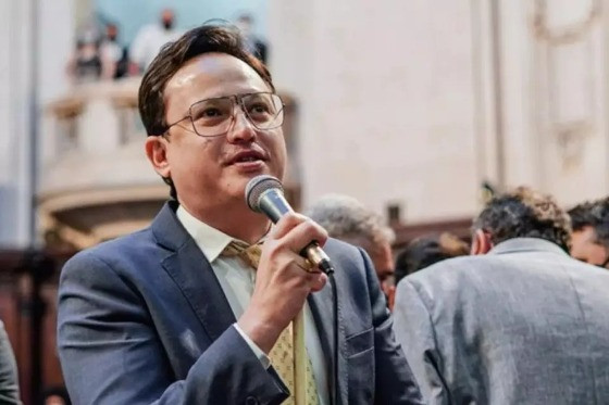 Deputado que propôs o "Dia do Orgulho Hétero" perde mandato por abuso de poder religioso
