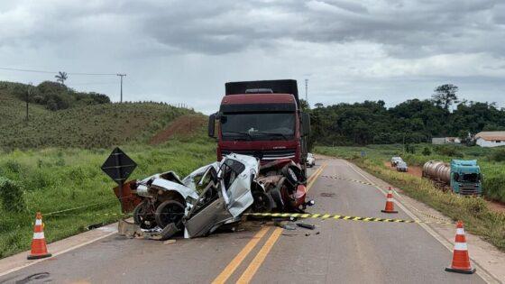 Carretas prensam carros de passeio e deixam ao menos 3 mortos na BR-163