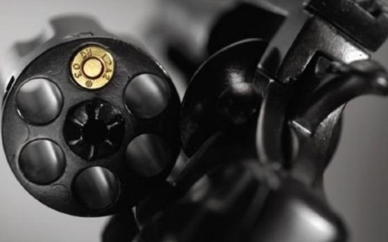 Criminosos invadem residência e torturam idoso e filho com "roleta-russa" em Cuiabá 