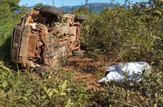 Jovem morre ao capotar carro em estrada de chão em MT