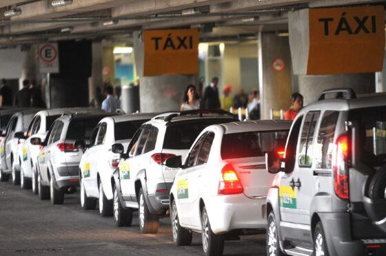 Proposta permite cabine blindada para motorista de táxi ou aplicativo 