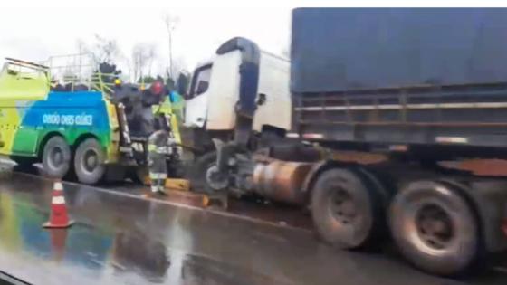 Acidente entre duas carretas causa lentidão na BR-163 em Sorriso