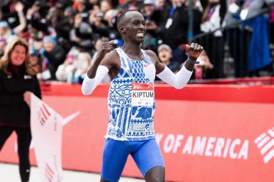 Kelvin Kiptum, recordista mundial da maratona, morre em acidente fatal.