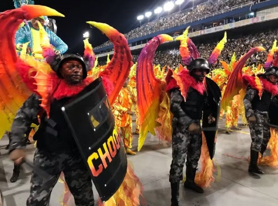 Desfile da Vai-Vai que “demoniza” policiais é críticado por deputados de MT: "Inversão de valores" 