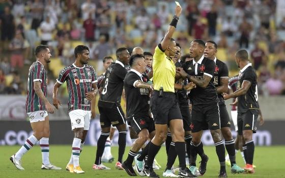 Após clássico, Vasco detona arbitragem e afirma que gramado do Maracanã está "vergonhoso".