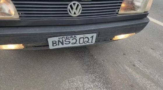 Homem é preso após ser pego usando placa pintada a mão em carro.