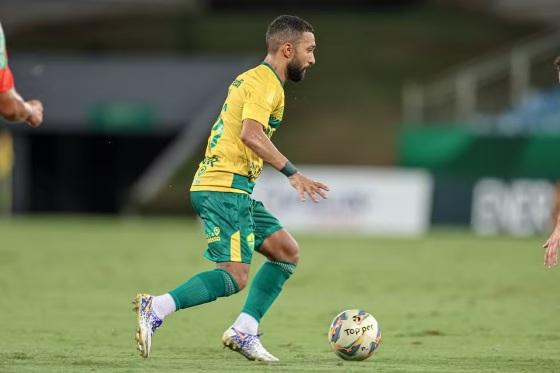 Após vitória do Cuiabá, Clayson dedica golaço ao filho e fala sobre estreia na Copa do Brasil.