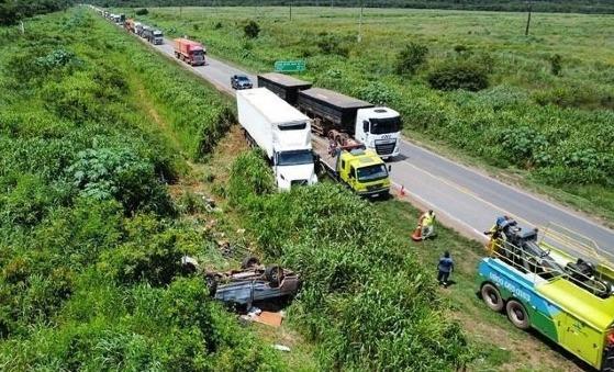 Mulher morre em acidente entre caminhonete e caminhão na BR-163