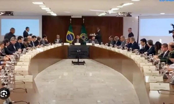 Planalto dispensa diplomata que participou de reunião golpista com Bolsonaro