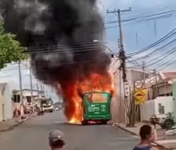 Ônibus pega fogo em frente ao terminal do CPA 3, em Cuiabá