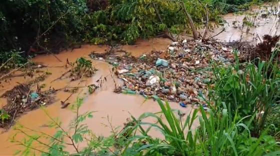 Córrego fica tomado por lixo após novo alagamento em Cáceres