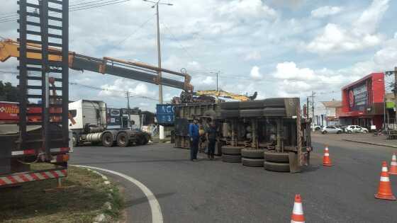 Carreta tomba e derruba sucata em avenida de VG.