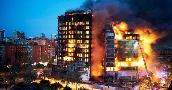 Incêndio em prédio residencial deixa ao menos 4 mortos na Espanha; veja vídeo.