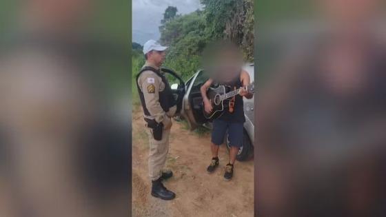 Motorista bêbado canta para policial antes de ser preso em MG