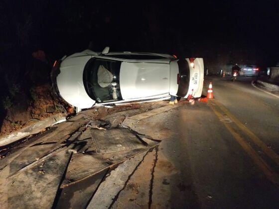 Motorista embriagado capota e colide veículo contra paredão do Portão do Inferno.