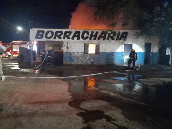 Teto desaba após incêndio atingir borracharia em MT