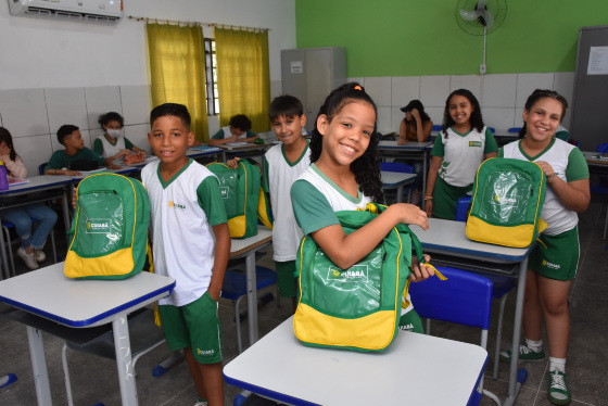 Lei garante que futuros gestores da Capital forneçam kit uniforme escolar; prefeito e primeira-dama comemoram  