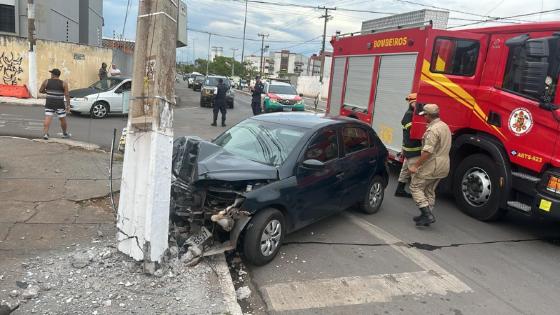 Homem sofre apagão enquanto dirige e colide carro contra poste em VG.