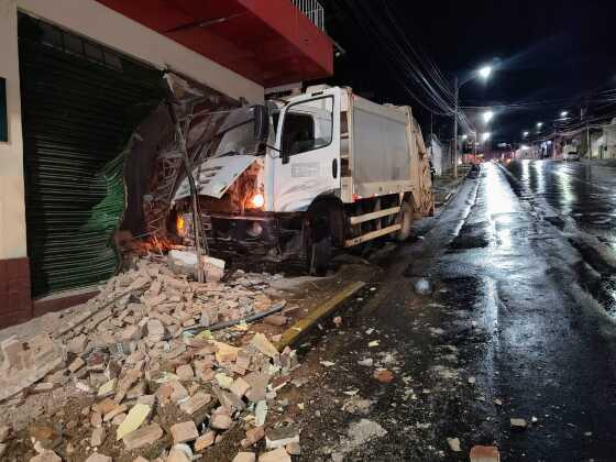 caminhão invade comércio em Cuiabá