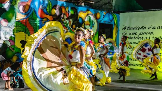 Dona Domingas conquista Prêmio Nacional e celebra 70 anos com ensaio aberto do Flor Ribeirinha em seu quintal .