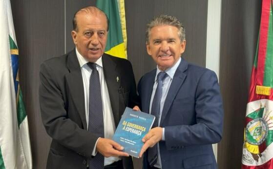 Conselheiro-presidente do TCE-MT, Sérgio Ricardo (a direita) e ministro do TCU Augusto Nardes.