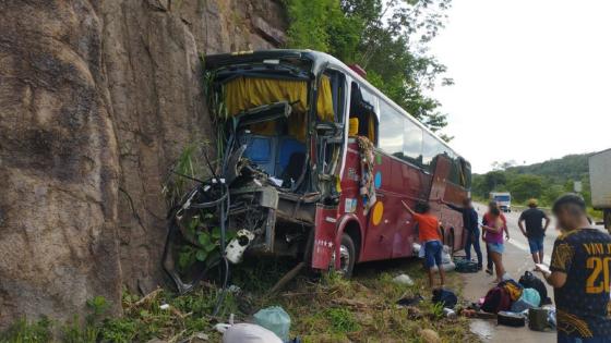 Sete pessoas ficam feridos em acidente entre ônibus e carreta na Serra de São Vicente