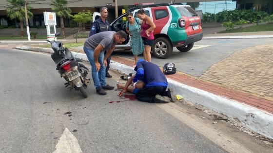 Idoso sofre acidente de moto em frente ao shopping de VG