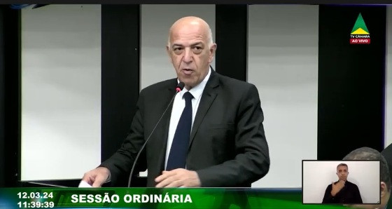 Empresário assume vaga na Câmara para votar processante contra prefeito
