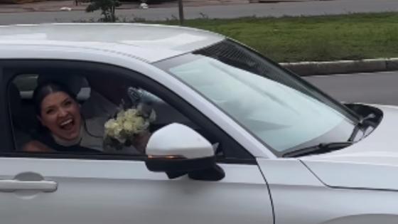 Influencer anuncia casamento aos gritos na avenida do CPA: “Eu caseeeei”.