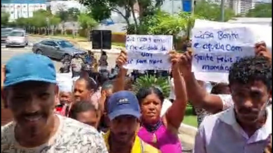 Famílias gritam palavras de ordem em frente Governo de MT: “Queremos moradia”
