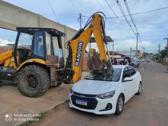 Pá escavadeira atinge para-brisa de carro após colisão em VG