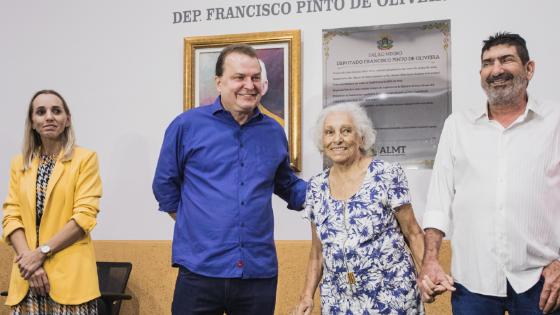 Servidora aposentada recebe homenagem na ALMT