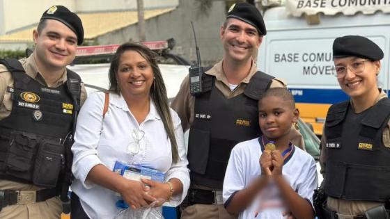 Garoto de 10 anos é homenageado pela PM por exemplo de honestidade 