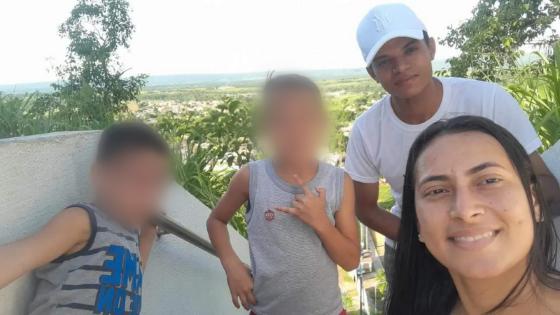 Mulher foi morta a facadas na frente dos filhos após negar que acusado olhasse celular dela, diz delegado.