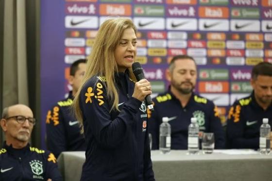 Leila Pereira, presidente do Palmeiras, com a Seleção Brasileira.