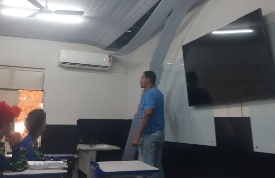 Alunos de escola estadual em VG estudam em sala com teto desabando