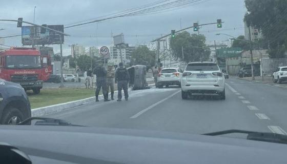 Carro tomba após acidente entre dois automóveis em Cuiabá 