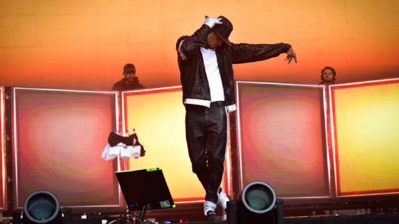 MC Livinho faz tributo a Michael Jackson e surpreende público 