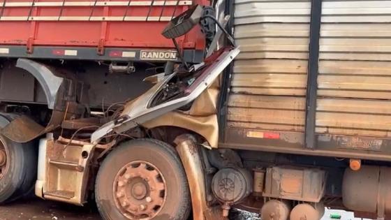 Motorista de caminhão morre em acidente grave com outros dos veículos em MT