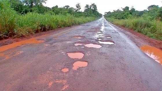 Motorista trafegava pela MT-358, quando, ao passar por um buraco, perdeu o controle e o capotou o veículo